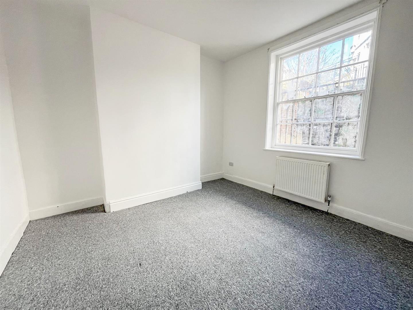 Flat Wellington Square in St Leonards