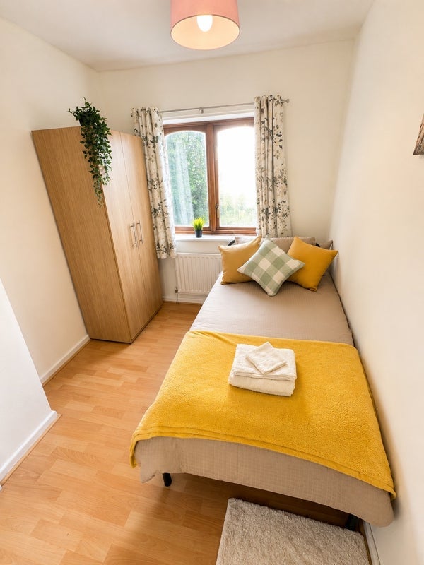 Room Glastonbury Avenue in Wakefield