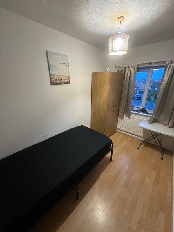 Room Glastonbury Avenue in Wakefield