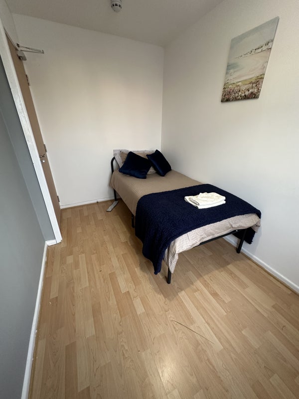 Room Glastonbury Avenue in Wakefield