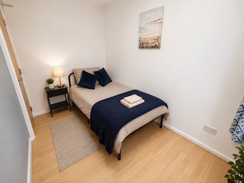 Room Glastonbury Avenue in Wakefield