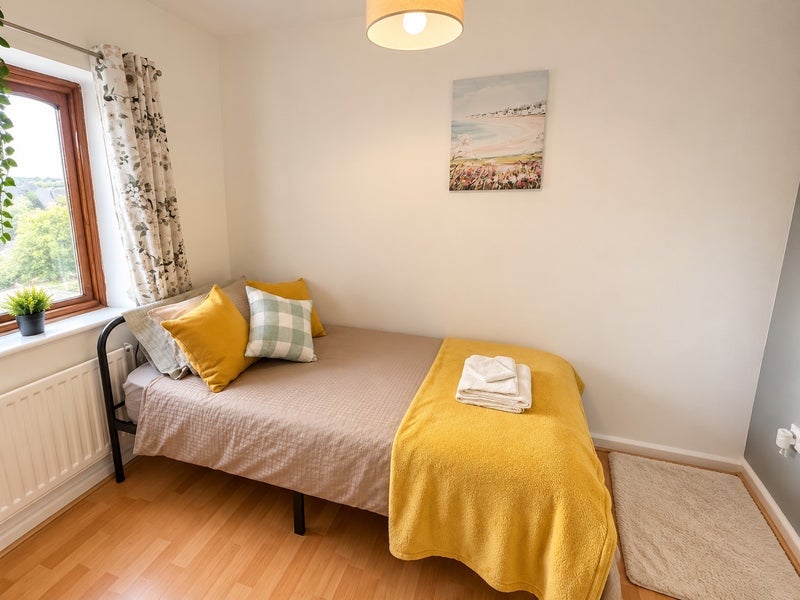 Room Glastonbury Avenue in Wakefield