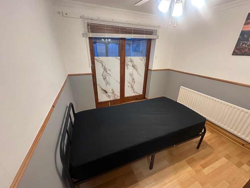 Room Glastonbury Avenue in Wakefield