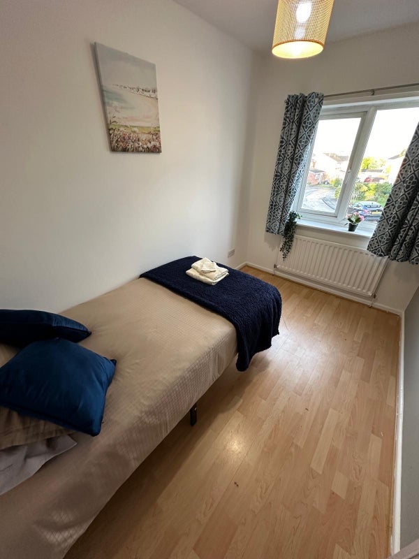 Room Glastonbury Avenue in Wakefield
