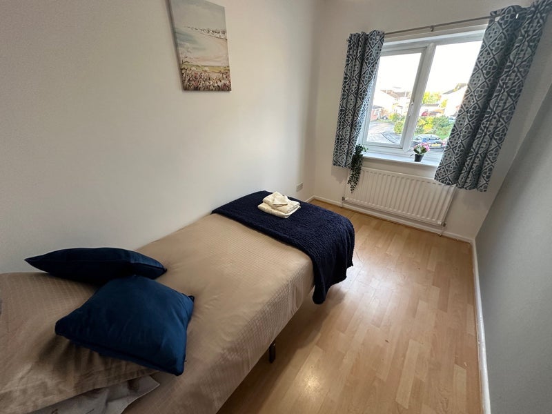 Room Glastonbury Avenue in Wakefield
