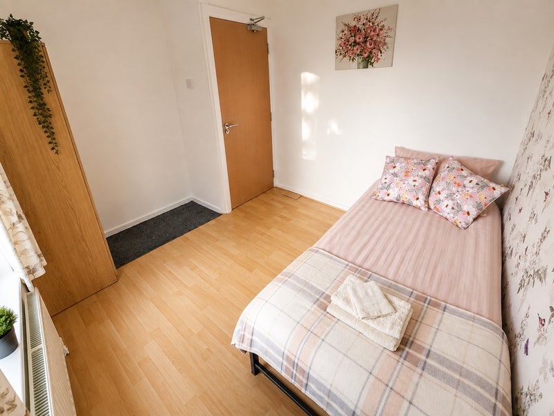 Room Glastonbury Avenue in Wakefield