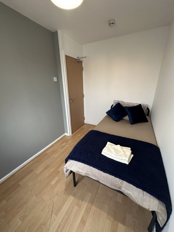 Room Glastonbury Avenue in Wakefield