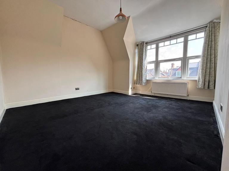 Flat Kings Avenue in Greater London
