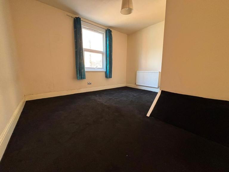 Flat Kings Avenue in Greater London