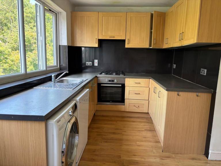 Flat Kings Avenue in Greater London