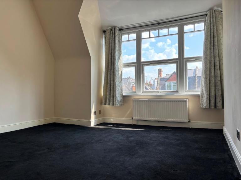 Flat Kings Avenue in Greater London