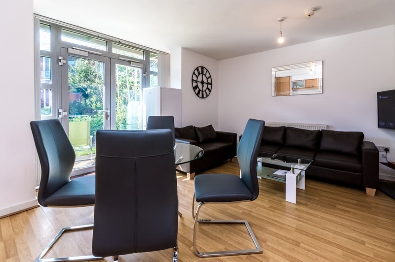 Room White Close in Slough