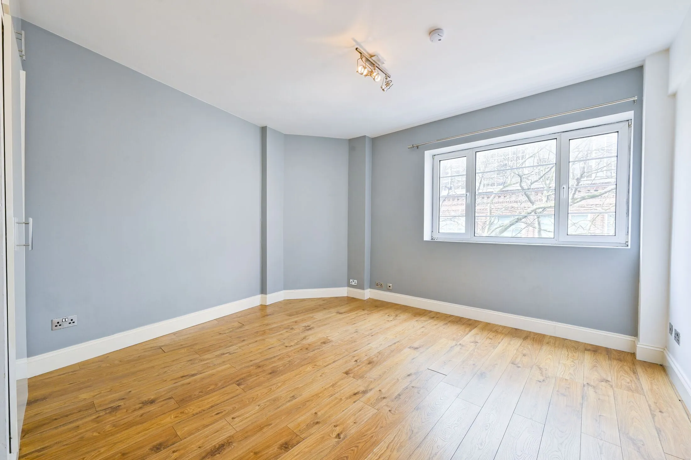 Flat Charing Cross Road in Greater London