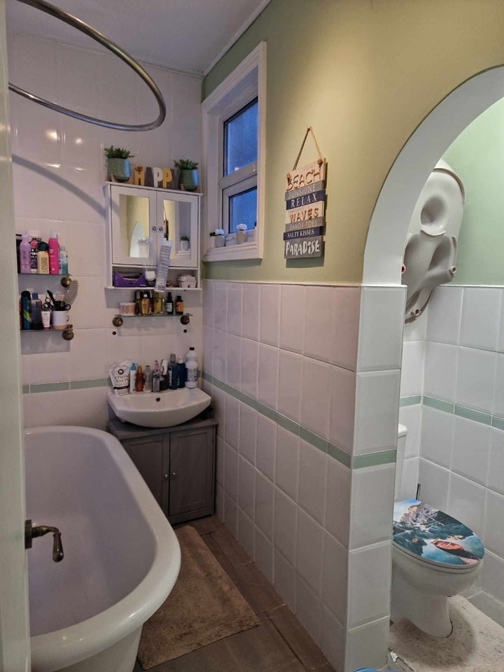 Flat Greenhill Road in Greater London