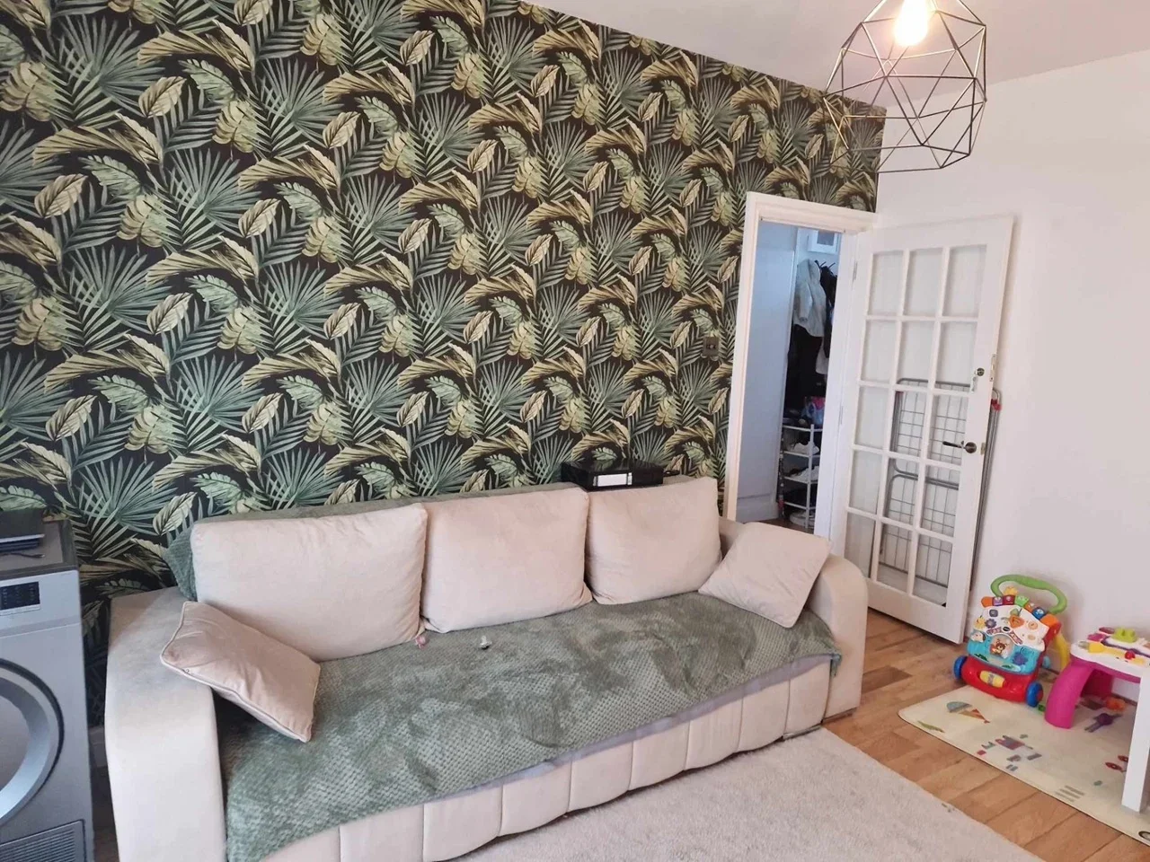 Flat Greenhill Road in Greater London