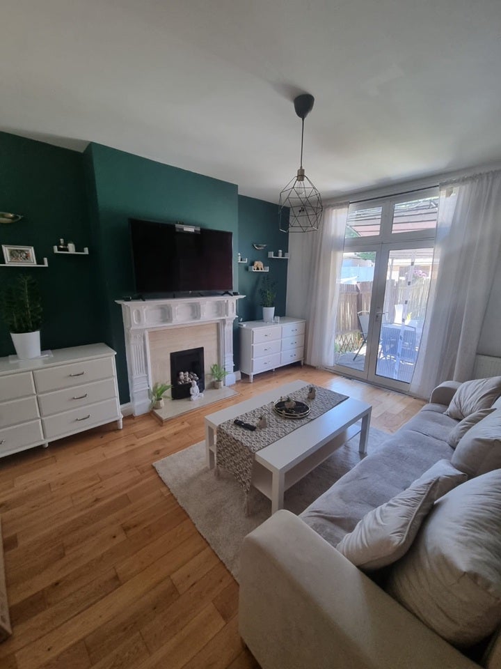 Flat Greenhill Road in Greater London