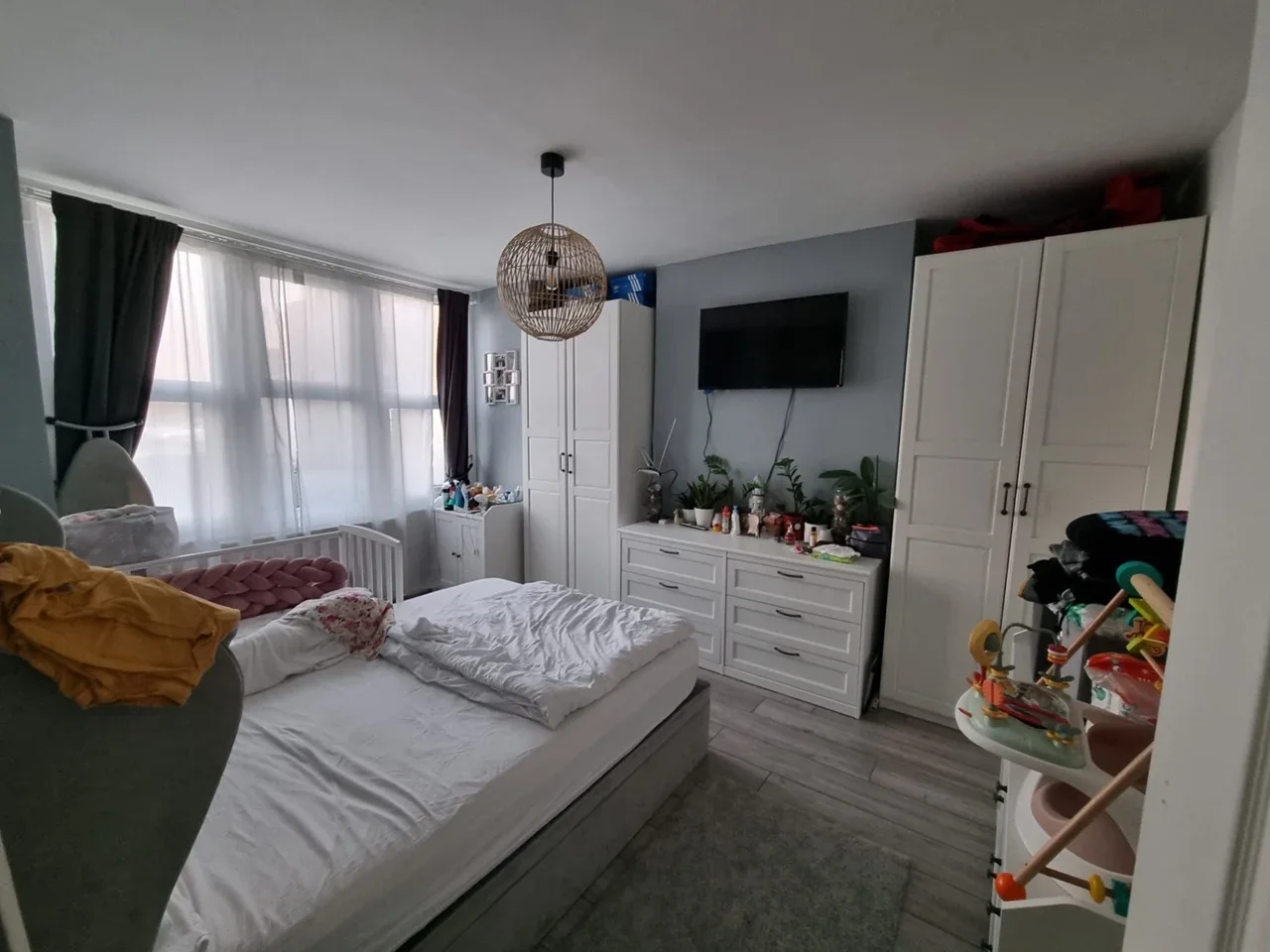 Flat Greenhill Road in Greater London