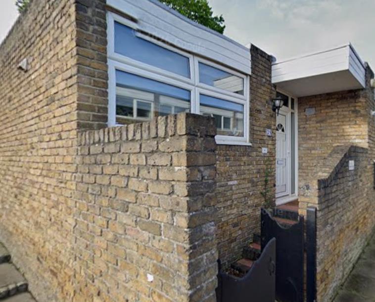 Flat Dingley Lane in Greater London