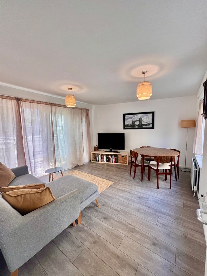 Flat Spa Road in Greater London