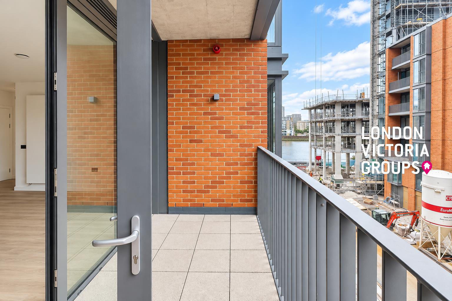 Flat Carnwath Road in Greater London