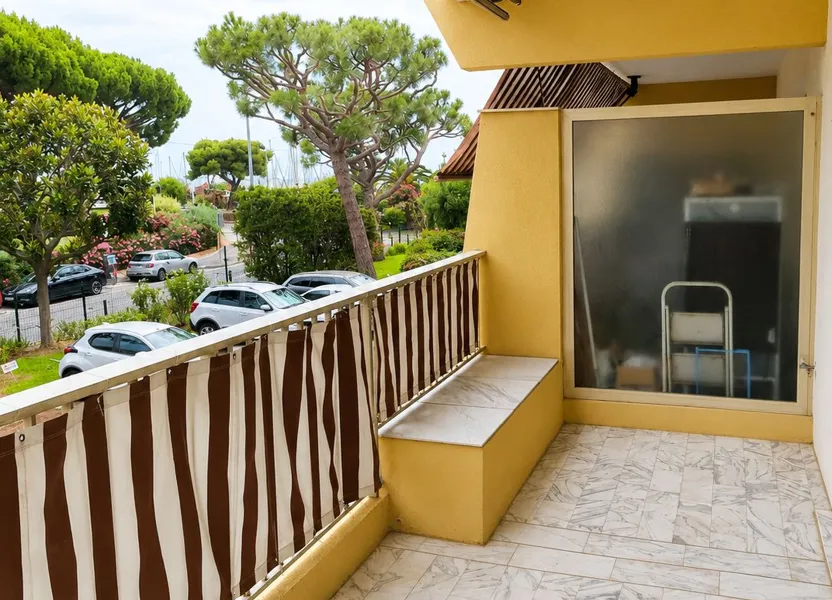 Room Avenue Vauban in Saint-Laurent-du-Var