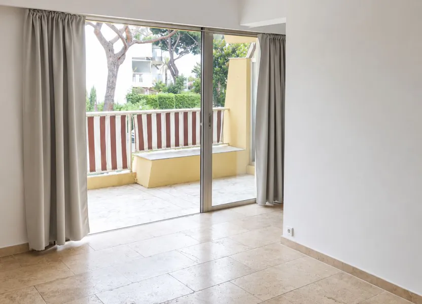 Room Avenue Vauban in Saint-Laurent-du-Var