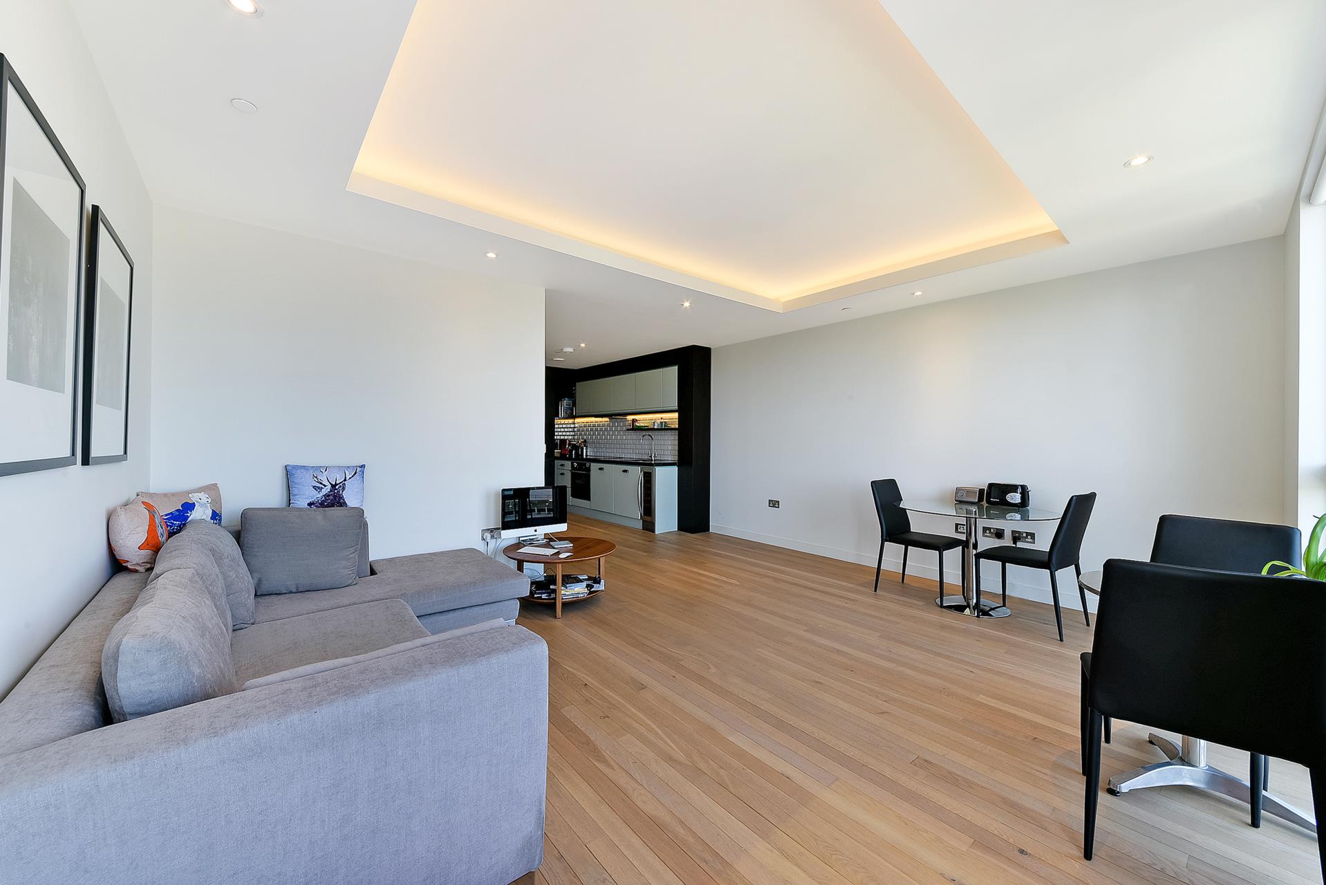 Flat Cobblestone Square in Greater London