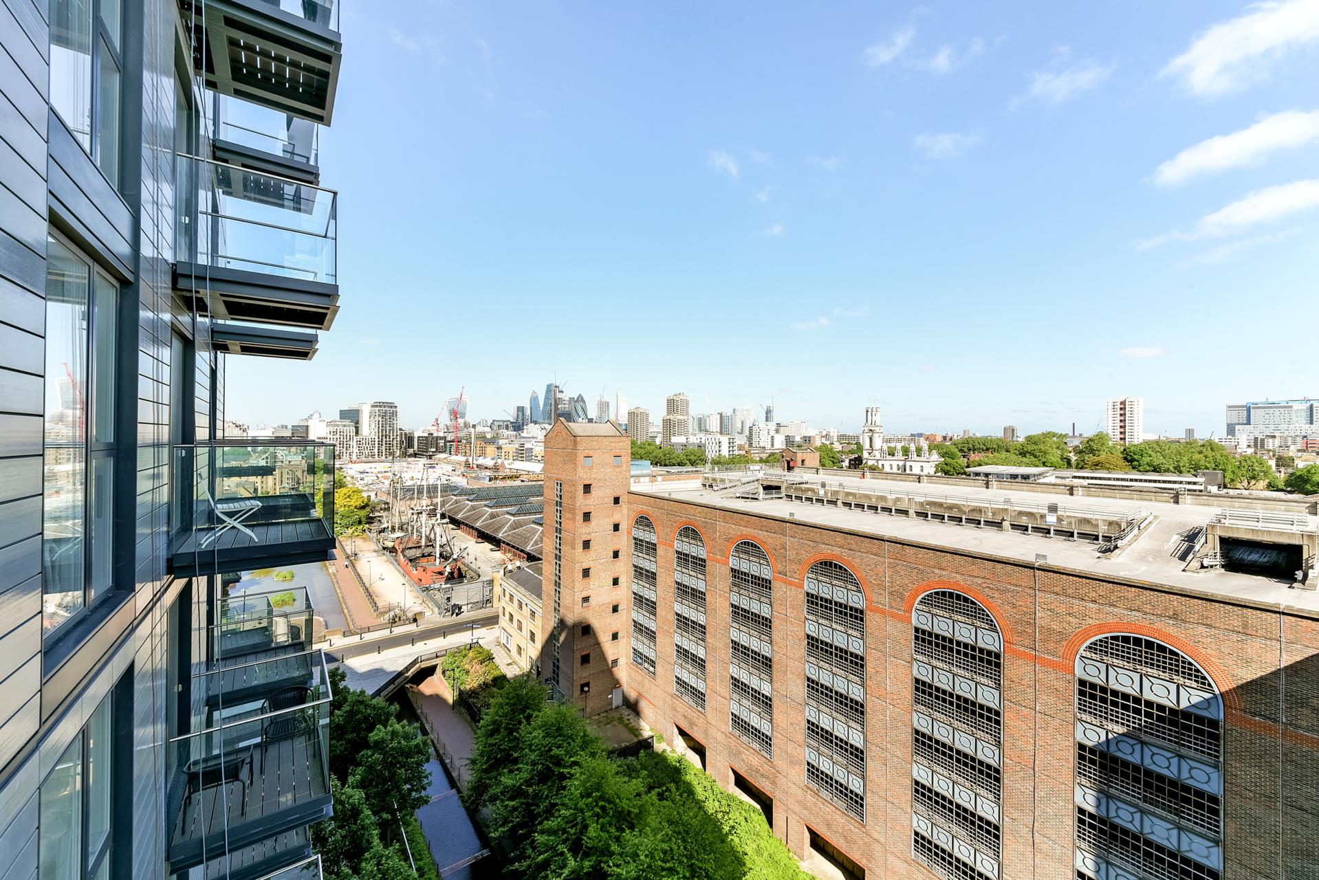 Flat Cobblestone Square in Greater London