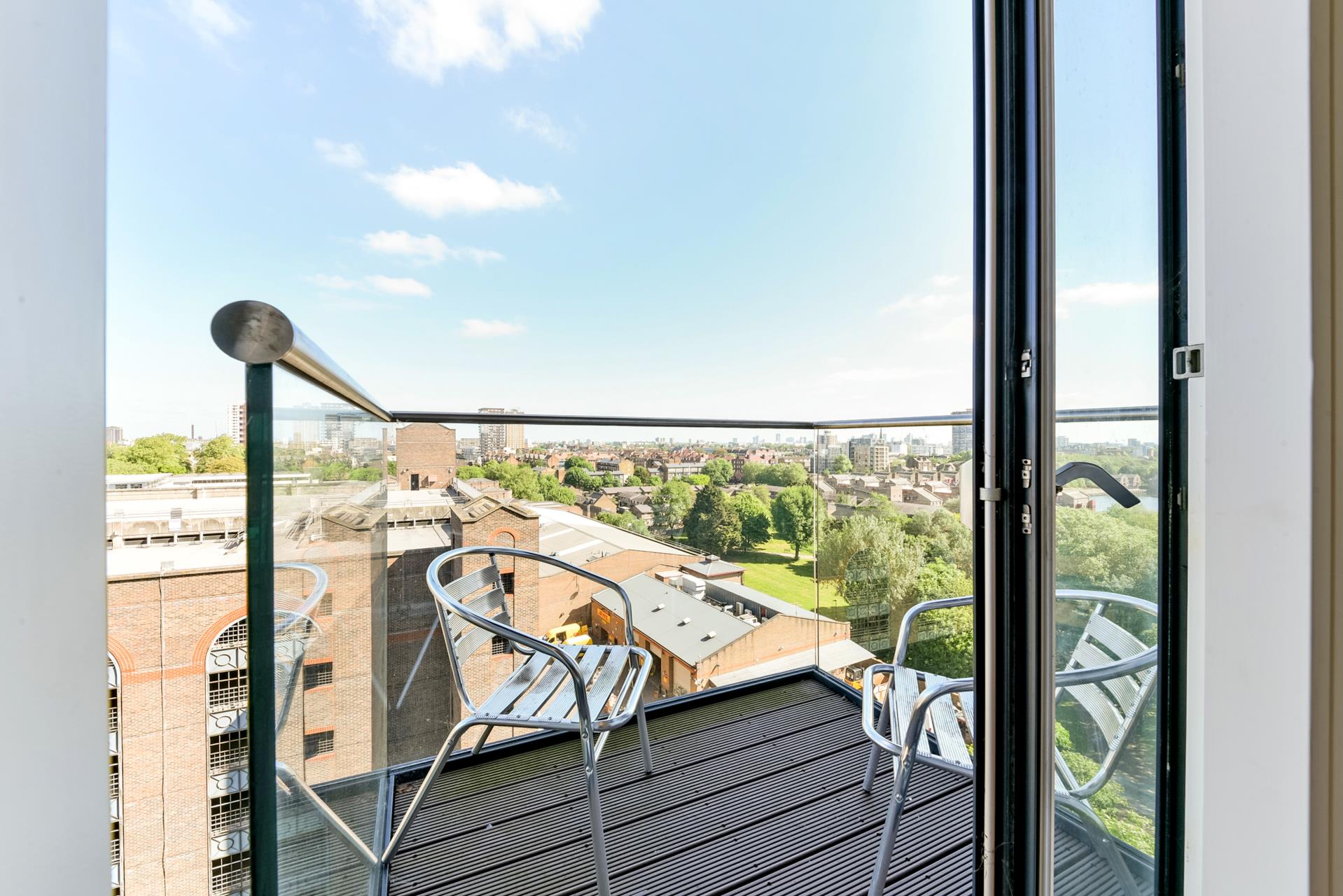 Flat Cobblestone Square in Greater London