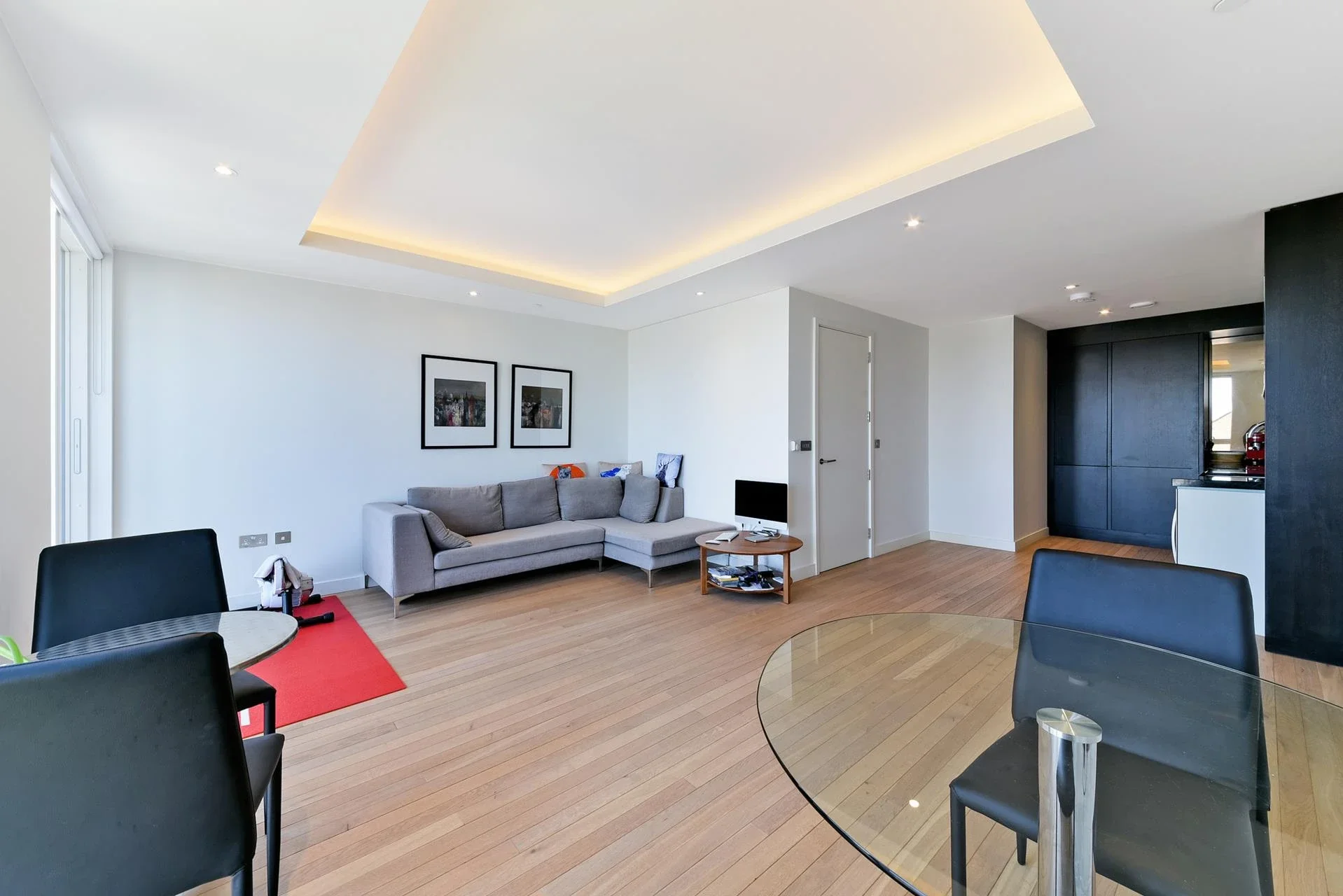 Flat Cobblestone Square in Greater London