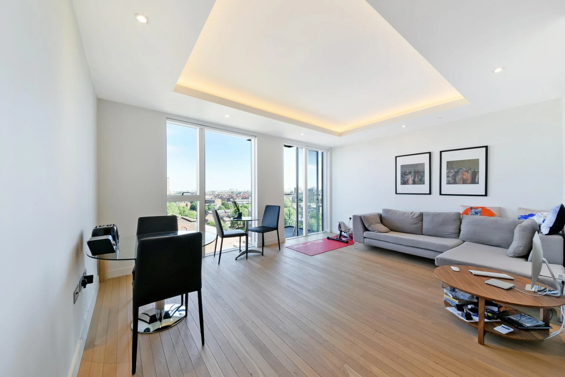Flat Cobblestone Square in Greater London