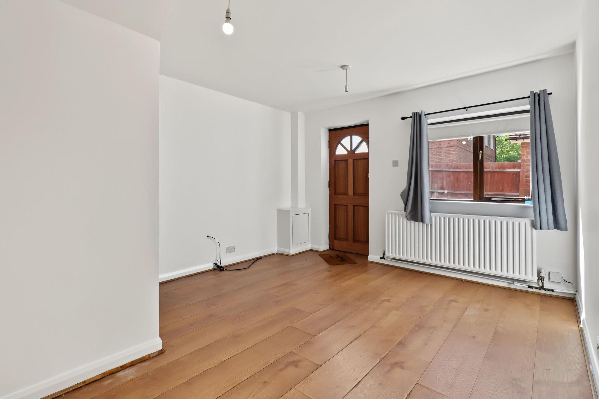 Flat Hersham Road in Elmbridge