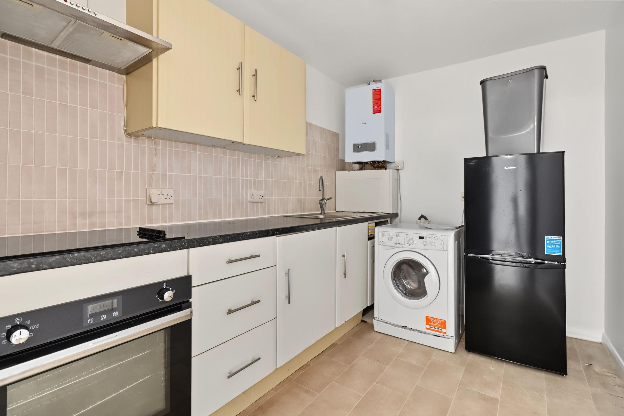 Flat Hersham Road in Elmbridge