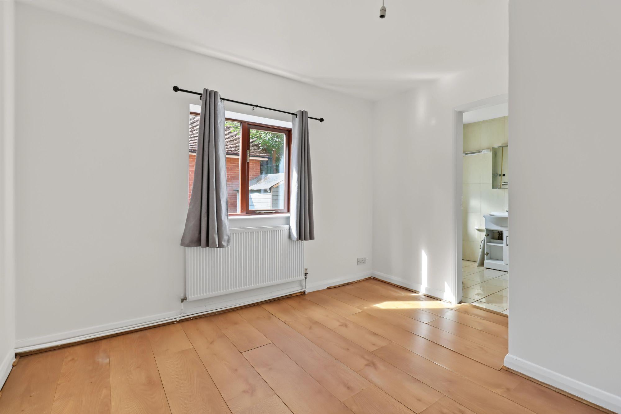 Flat Hersham Road in Elmbridge