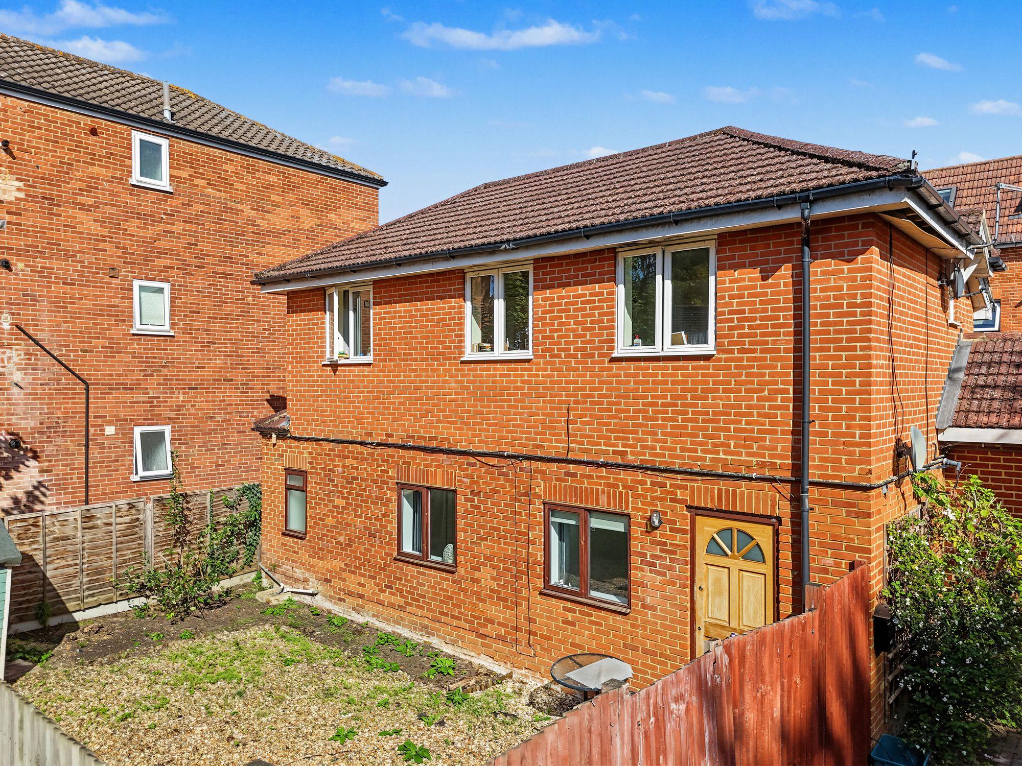 Flat Hersham Road in Elmbridge