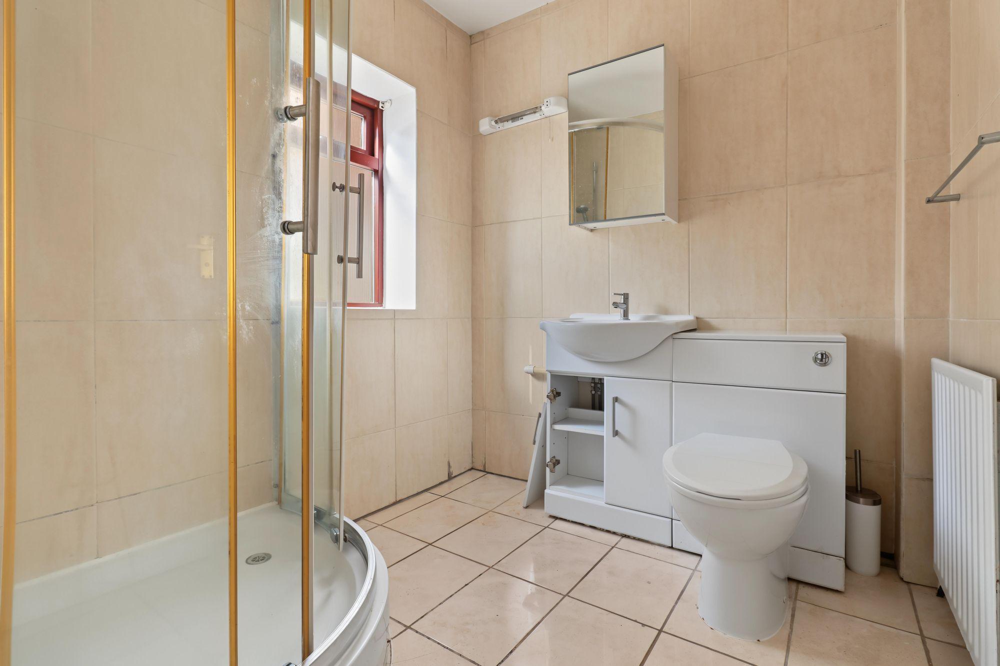 Flat Hersham Road in Elmbridge