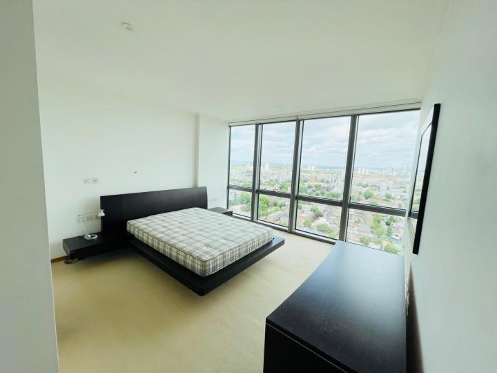 Flat Hertsmere Road in Greater London
