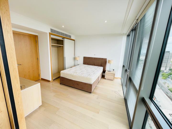 Flat Hertsmere Road in Greater London