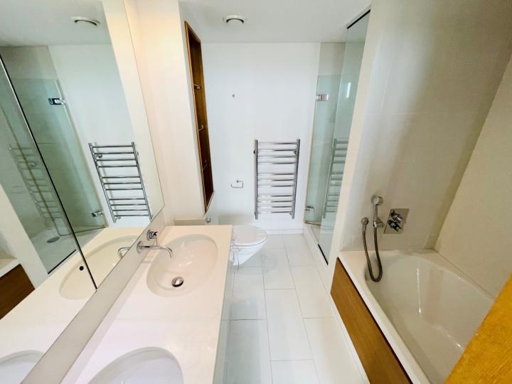 Flat Hertsmere Road in Greater London