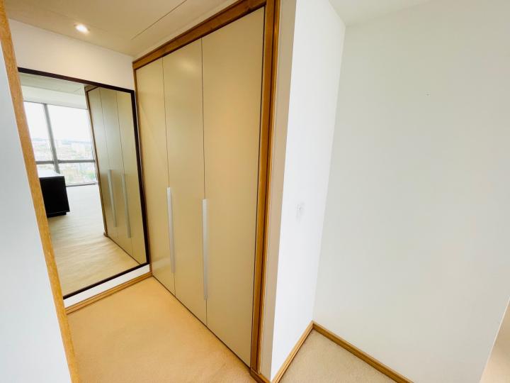 Flat Hertsmere Road in Greater London