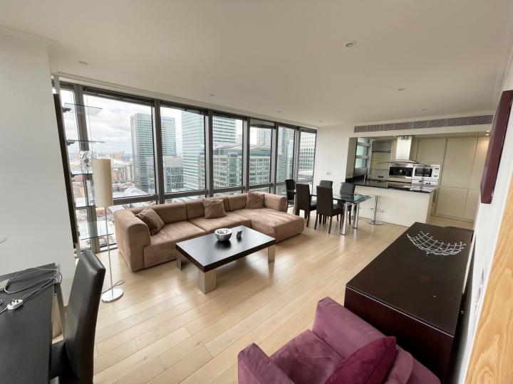 Flat Hertsmere Road in Greater London