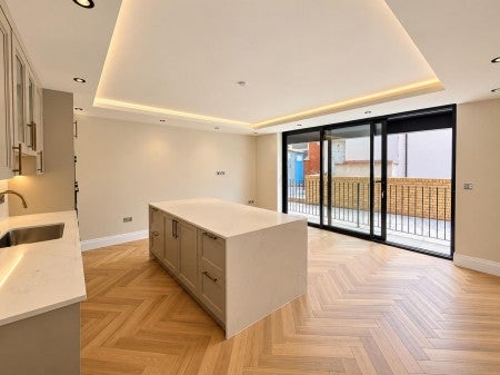 Flat Hazelwood Avenue in Greater London