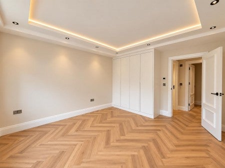 Flat Hazelwood Avenue in Greater London