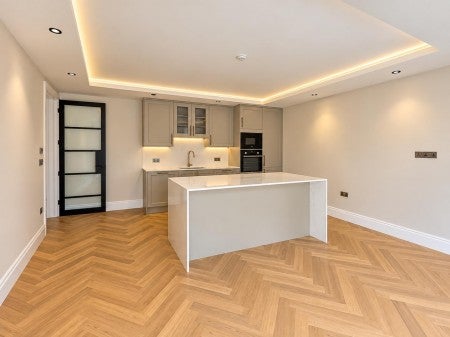 Flat Hazelwood Avenue in Greater London