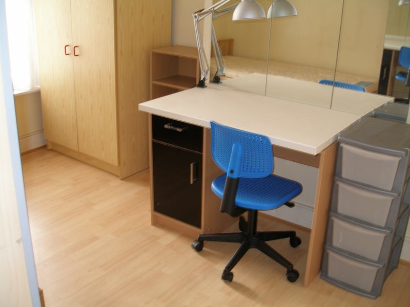 Room West Green Road in Greater London