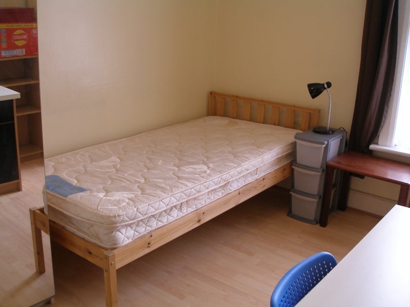 Room West Green Road in Greater London