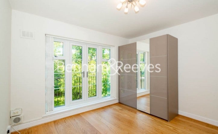 Flat Parkhill Road in Greater London
