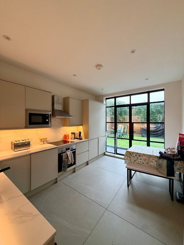 Room Stapleton Road in Greater London