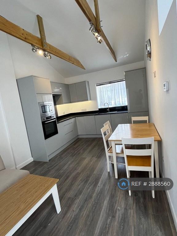 Room McKenzie Road in Hoddesdon