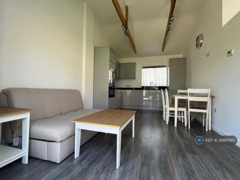 Room McKenzie Road in Hoddesdon